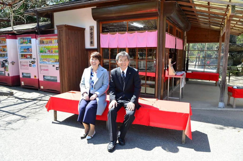 しばたまさこ 今日移動の途中で宮地嶽神社に 嵐のcmでさらに人が増えてます Cmに出てくる 光の道 が見える参道に行き 嵐が座ったお茶やさんのイスにも座ってみました T Co 4ewx1ym4eh しばたまさこ 今日移動の途中で宮地嶽神社に 嵐のcmでさらに人が増えてます Cmに出てくる 光の道 が見える参道に行き 嵐が座ったお茶やさんのイスにも座ってみました T Co 4ewx1ym4eh