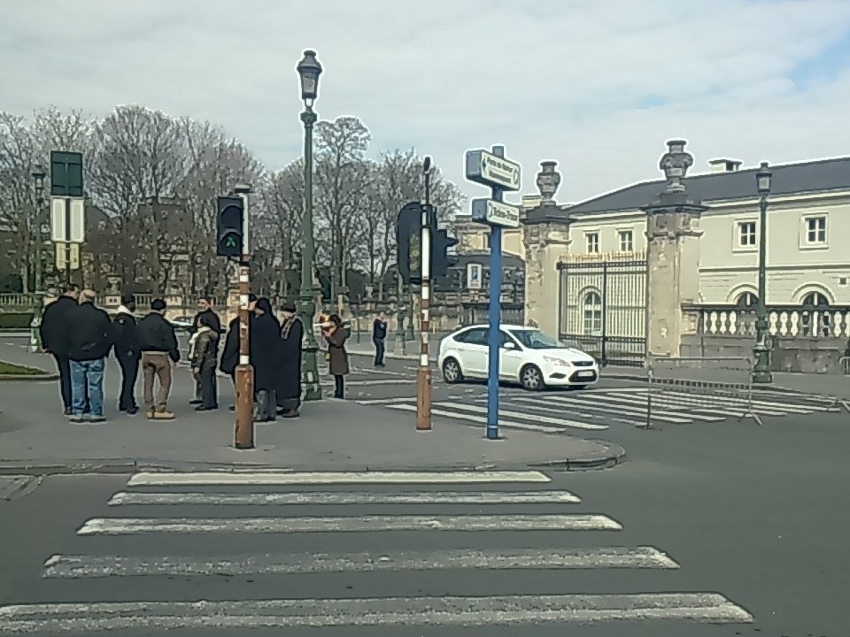 Gauvain_D_Santo's tweet photo. Les rues autour du Palais royal sont fermées aux voitures #Bruxelles https://t.co/FYlBN2A63P