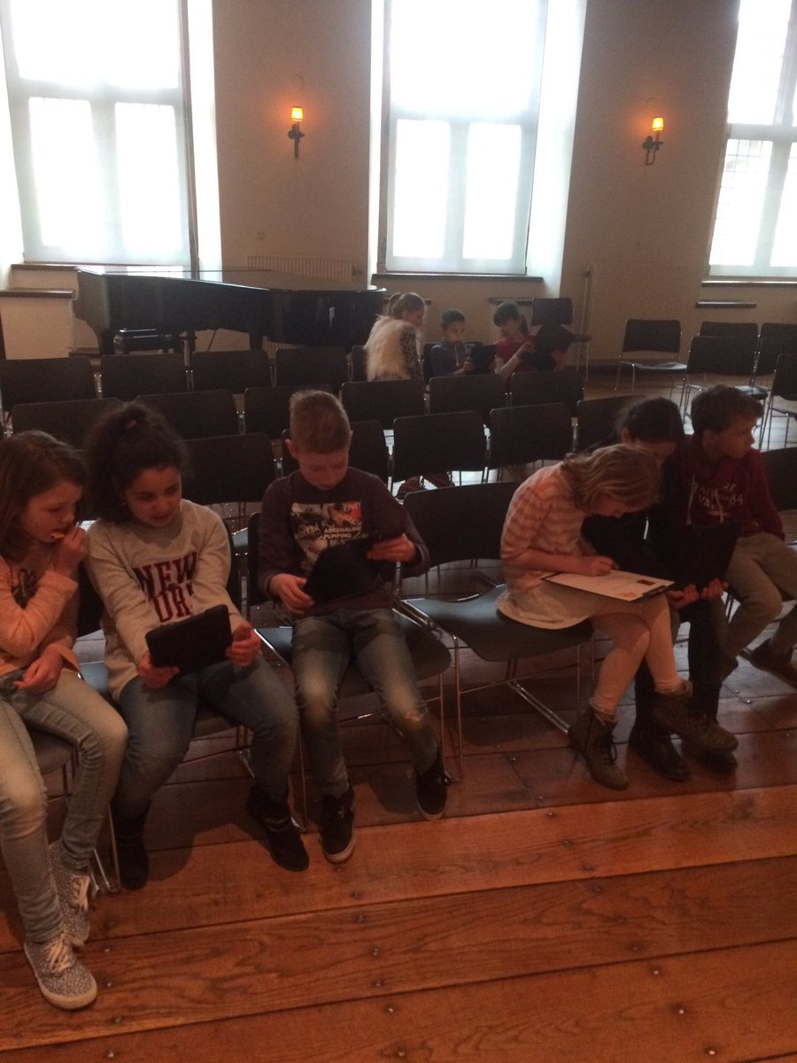 Jolynnxx's tweet photo. Groep 6 @OBSDeSlinger is vandaag naar Huis Bergh! Schilderijen bekijken die door een filmpje tot leven komen! https://t.co/fFk7NnDkc7