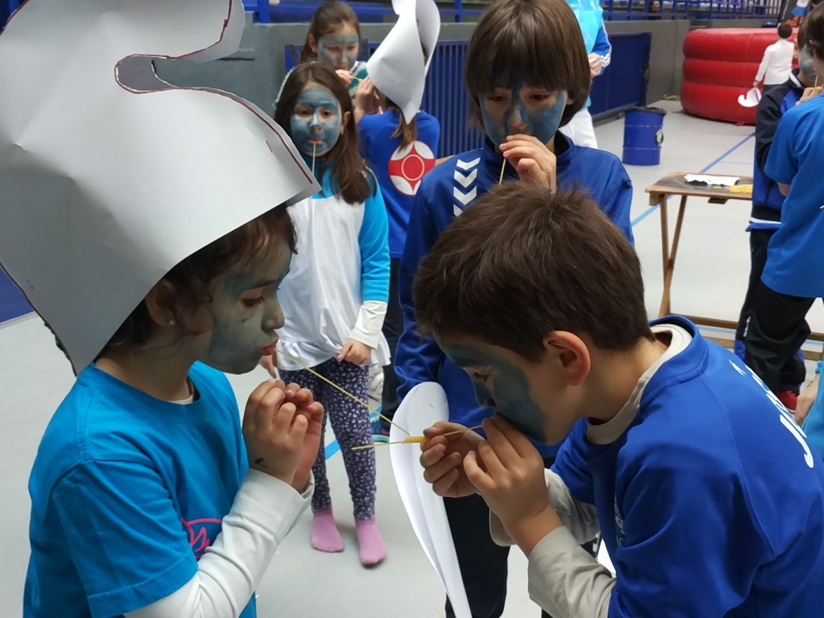 dxtmarias's tweet image. Comenzamos con la gynkana en Primaria #PIM16 #Pitufilandia