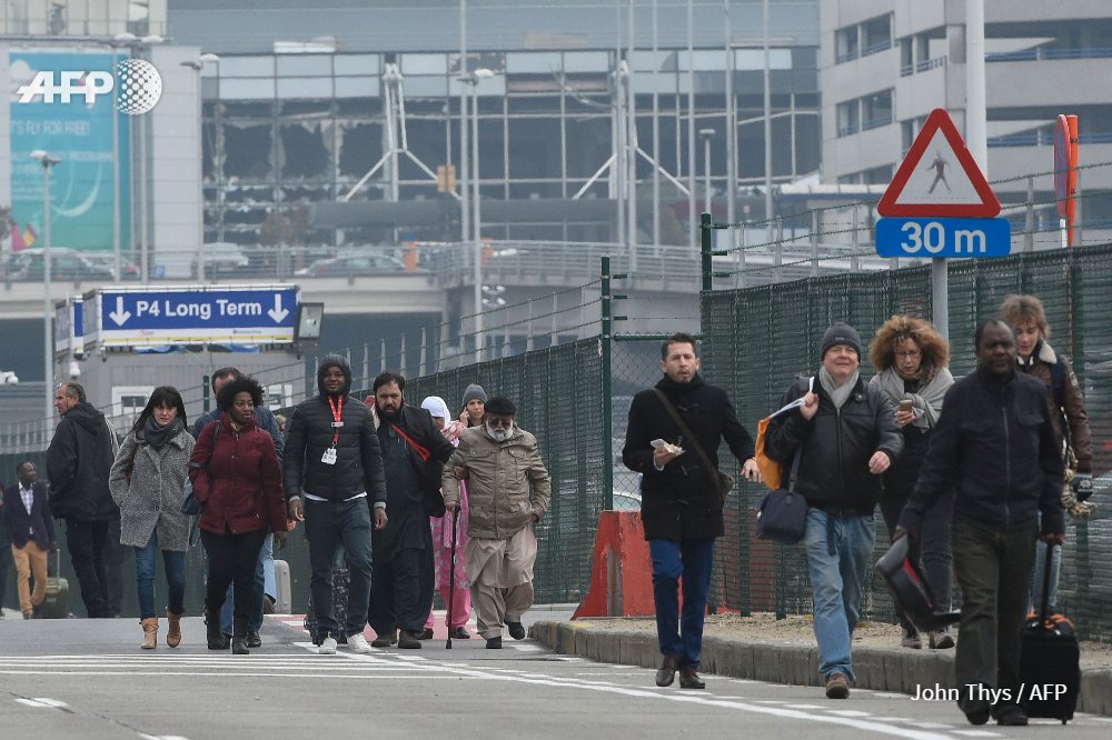 AFPphoto's tweet photo. #brusselsattack - At least 21 dead in Brussels blasts #AFP https://t.co/bWc18Btp2h