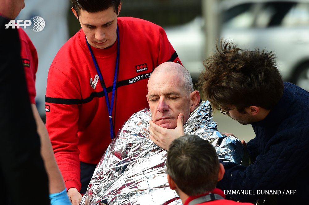 AFPphoto's tweet photo. #brusselsattack - At least 21 dead in Brussels blasts #AFP https://t.co/bWc18Btp2h