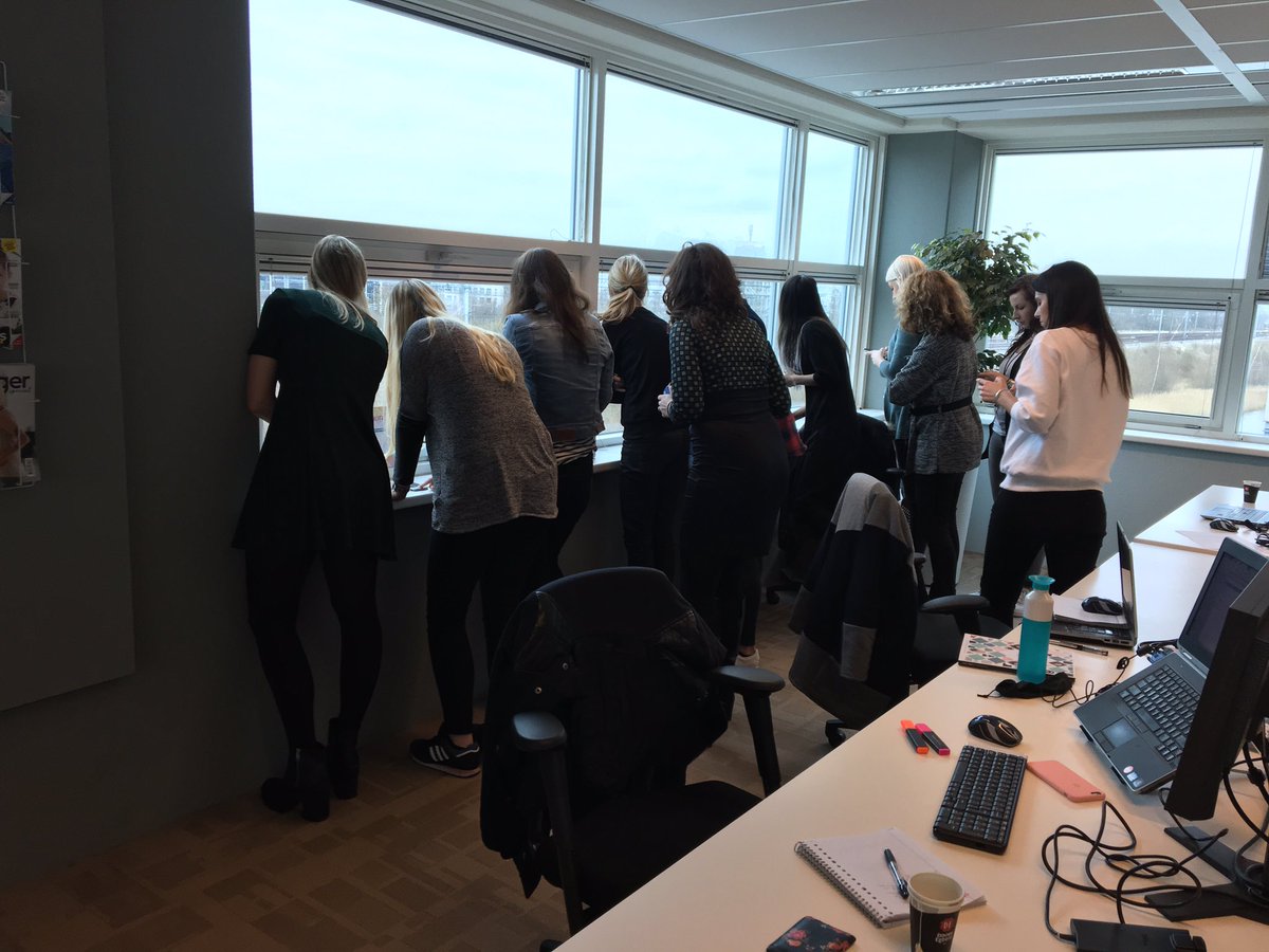 Weet iemand waarom er zoveel brandweer en ambulances bij station hoofddorp staan?