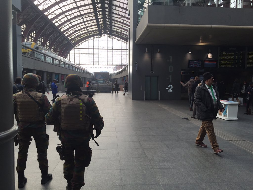 hoywegg's tweet photo. Verhoogde waakzaamheid centraal station van Antwerpen, slechts één ingang is open #vrtnieuws https://t.co/1E5go9WIEb