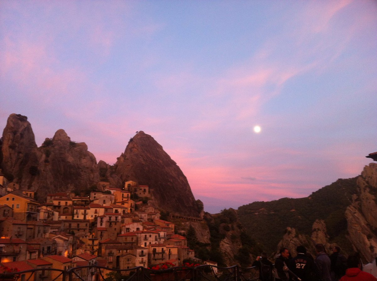 AnnaliRomeo's tweet photo. Abitiamo in #UnPaeseQuasiPerfetto dove si tocca il cielo con un dito! #Basilicata #cosedaalieni https://t.co/KLu9ctO2fI