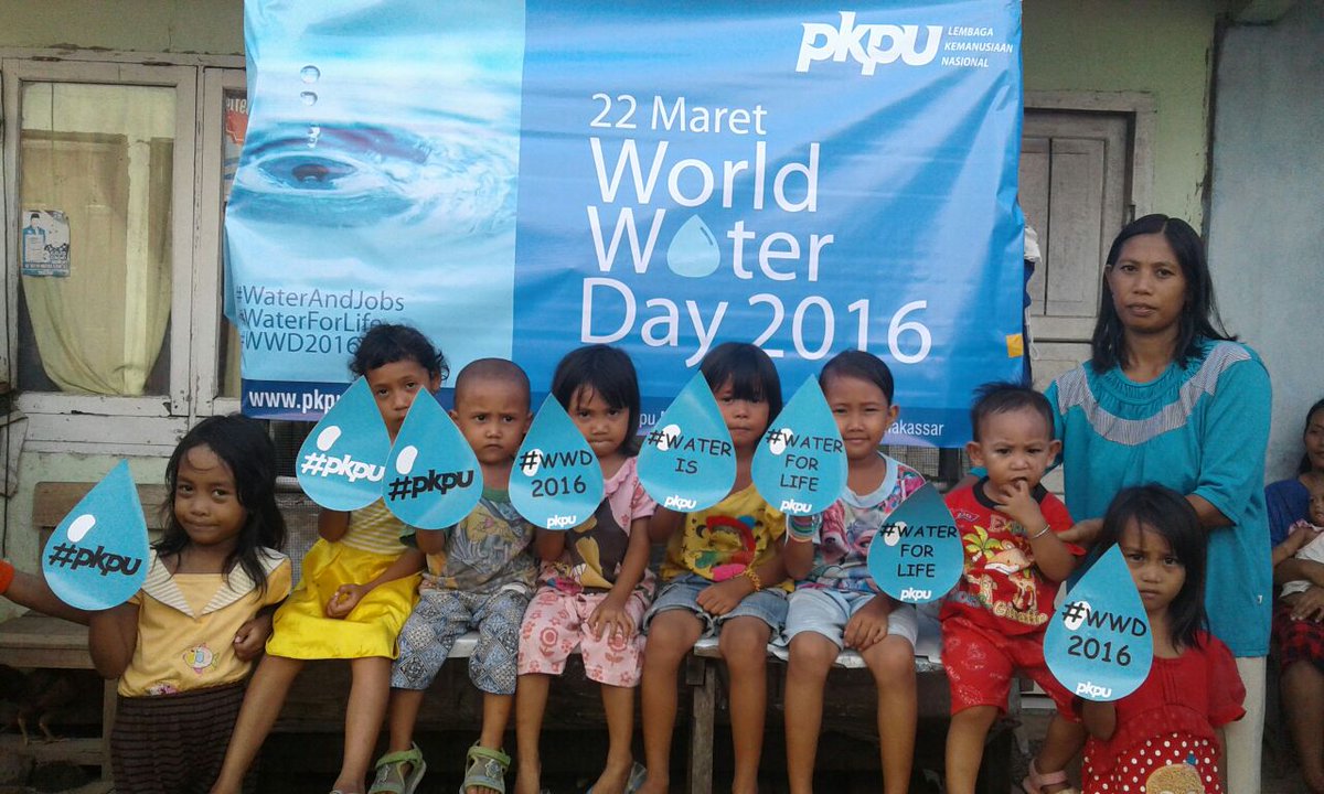 hum_initiative's tweet photo. PKPU Makasar membagikan air bersih&amp;mlakukan edukasi ttg saringan air sederhana kepada warga Antang #WorldWaterDay https://t.co/pRpDFjgJ00