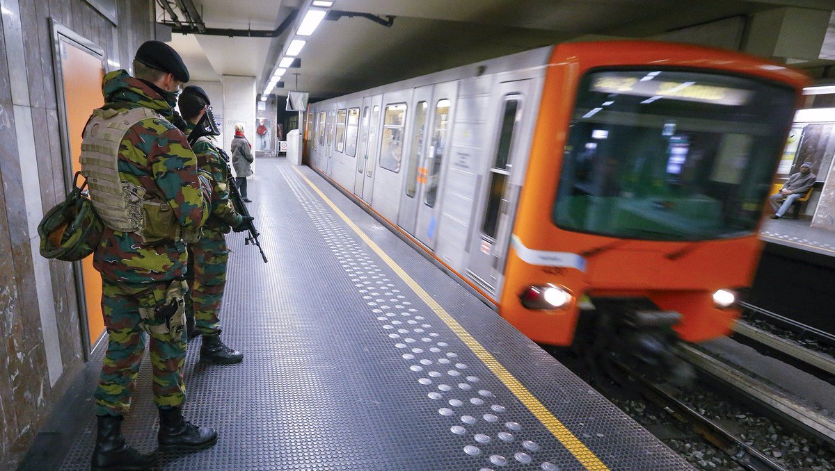 HLN_BE's tweet photo. 225 extra militairen naar Brussel na dreigingsniveau 4 https://t.co/AsEKtVp93U #hln https://t.co/BMnaPKhKr0