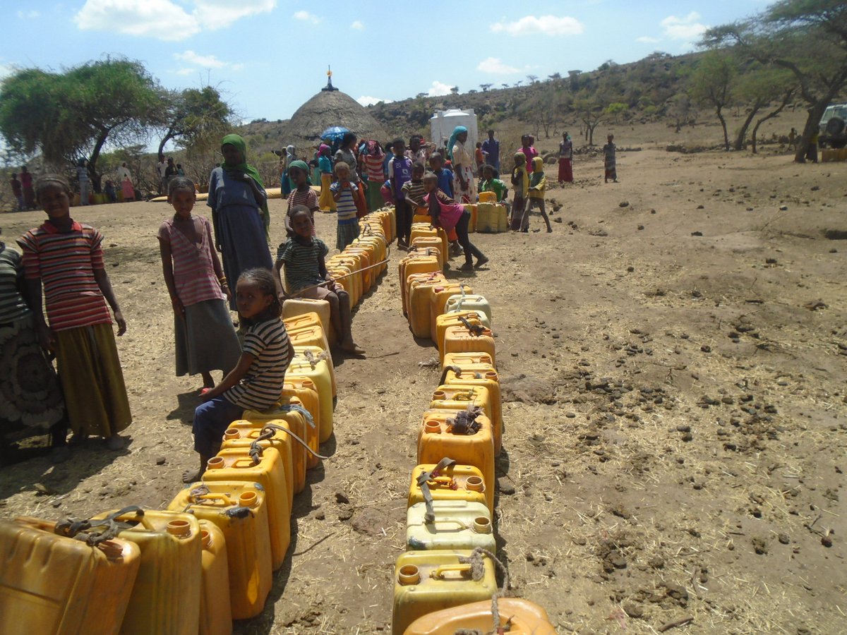 Flo_HeOps's tweet photo. How far would u walk for water? In #Ethiopia #drought, they’re walking half a day @IFRCAfrica @ercsinfo https://t.co/orVfOy0gj7