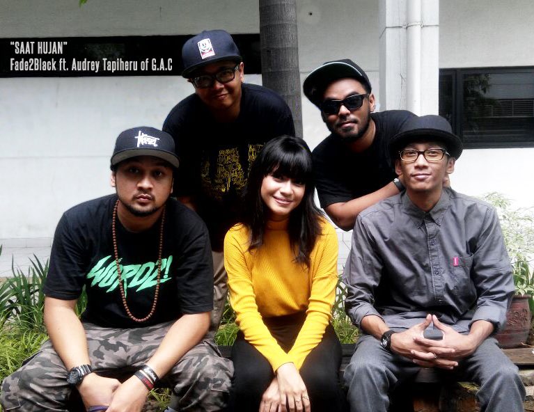 Ini link youtube Video lirik Fade2Black "Saat Hujan" ft. <a href="/TapiheruAudrey/">TapiheruAudrey</a> : goo.gl/wuaLt4