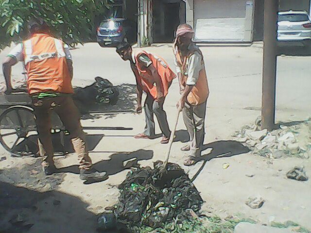 SwachhBharatGov's tweet photo. Kanpur MC workers in action. Take the #SwachtaPledge at https://t.co/hLbvcFC1bW to keep your surroundings clean. https://t.co/w3k3eBi2h4