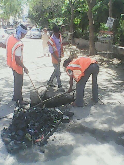 SwachhBharatGov's tweet photo. Kanpur MC workers in action. Take the #SwachtaPledge at https://t.co/hLbvcFC1bW to keep your surroundings clean. https://t.co/w3k3eBi2h4