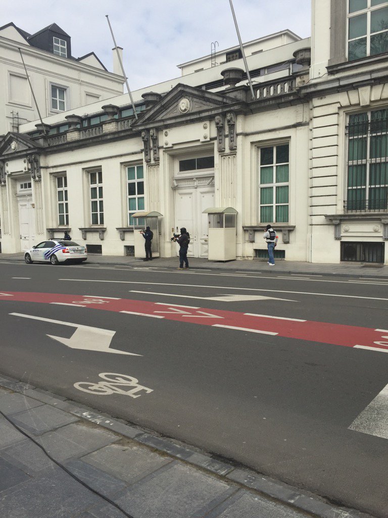 marijntriovrt's tweet photo. Getrokken wapens telkens er iemand voorbij rijdt #wetstraat #brussels https://t.co/vPqxmaZvB6