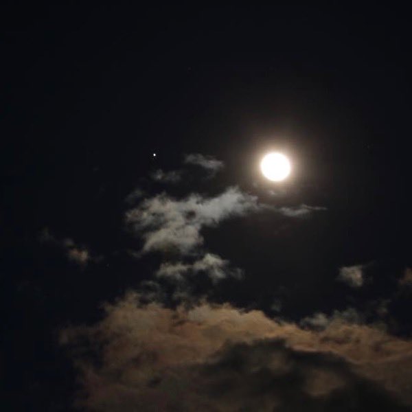 Roosevelt_HISD's tweet photo. Attention all #junior Astronomers...look for the full moon &amp; #Jupiter tonight in the sky tonight!! #howCoolsThat https://t.co/ssjALEC1GA