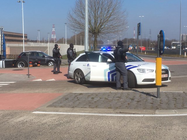 FocusWTV's tweet photo. NIEUWS: Verdacht pakket aan #gevangenis #Brugge, perimeter ingesteld  https://t.co/o5bPBpkufp https://t.co/Ddkqh9GBAZ