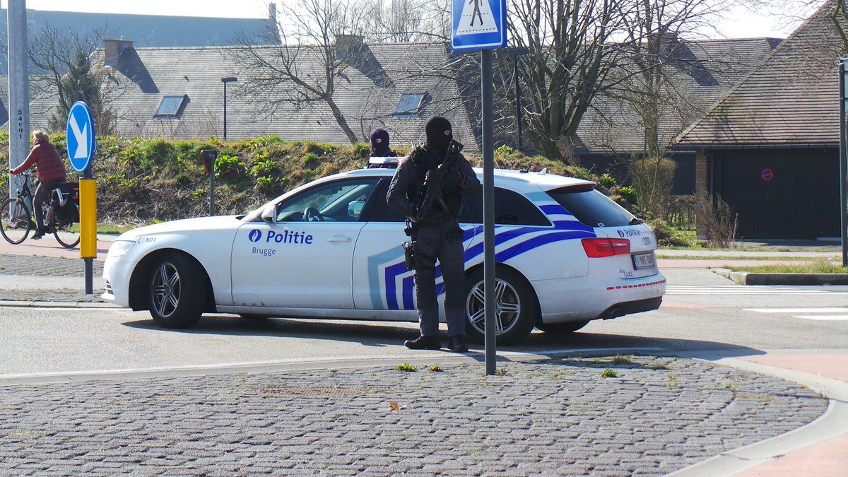 FocusWTV's tweet photo. NIEUWS: Verdacht pakket aan #gevangenis #Brugge, perimeter ingesteld  https://t.co/o5bPBpkufp https://t.co/Ddkqh9GBAZ
