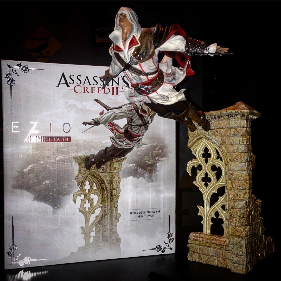 Figures Assassin´s Creed 2 II 39 Cm Ezio Leap of Faith Statue for