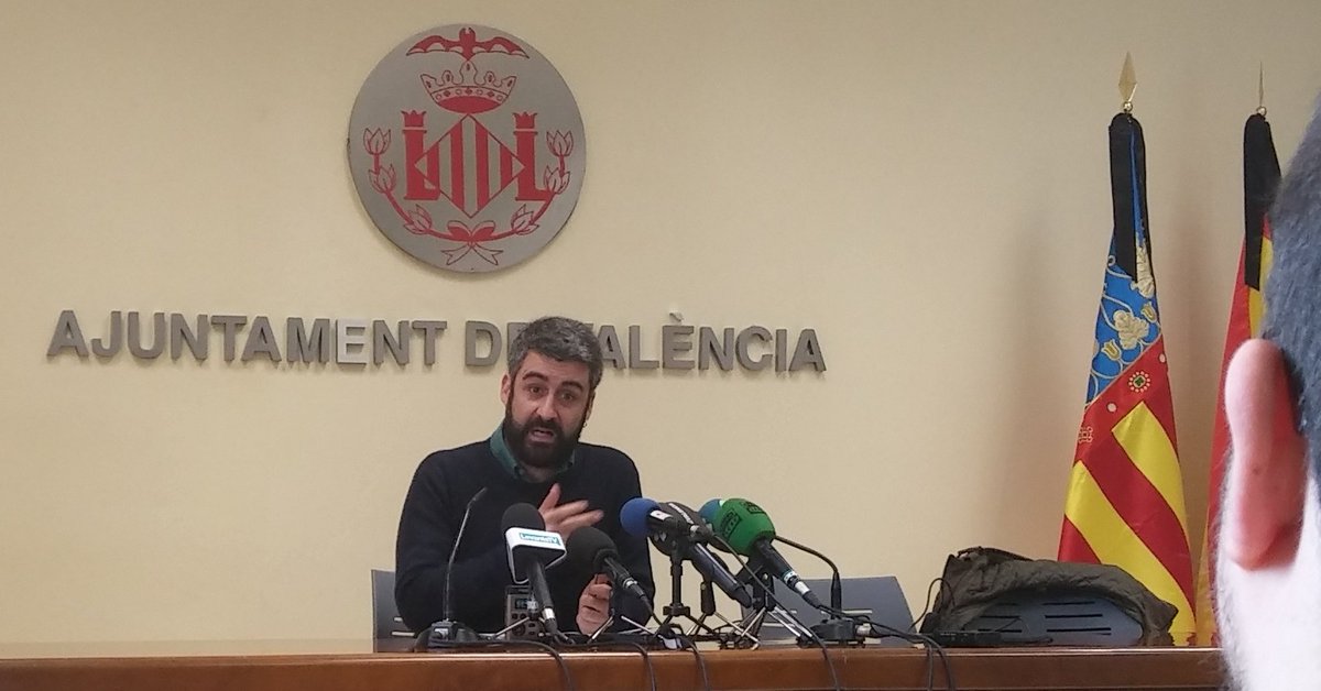 CompromisVLC's tweet photo. .@perefuset:"per 1r cop ha intervingut la fallera major infantil en la #Crida16 i s'ha recuperat l'#AlbaDeLesFalles" https://t.co/ThIXy8YIyT