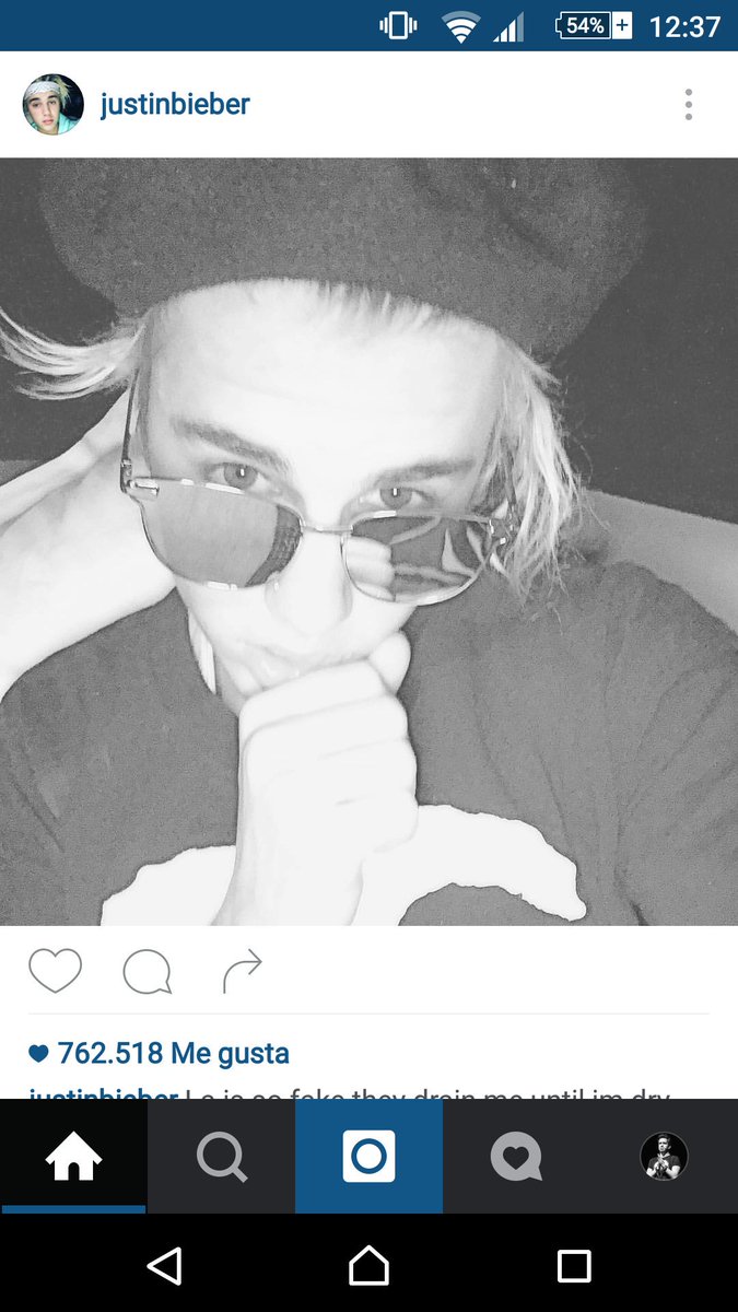 kajalnapalm's tweet photo. Soy yo o parece que justin bieber se está comiendo una cosa de esas que tienen los chicos entre las piernas. https://t.co/5vWNHF090S