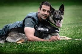 La perfecta simbiosis entre guía y perro se refleja en la eficacia del trabajo diario. 
Son el tándem ideal.