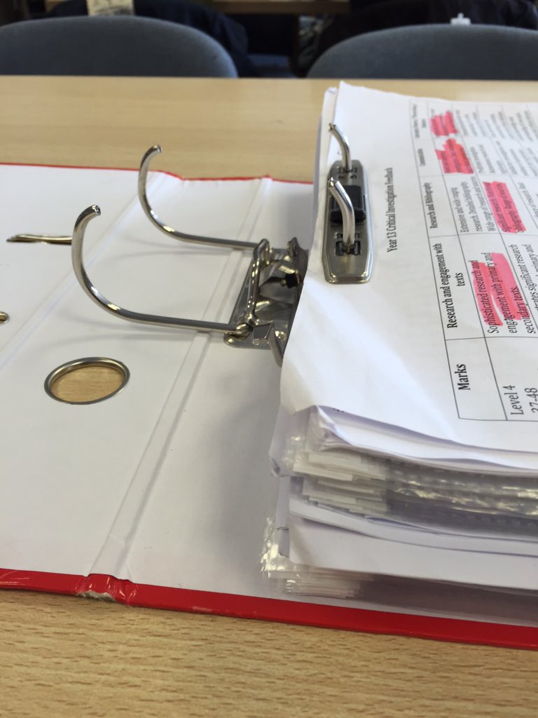 eleanor_garnett's tweet image. Why do I have the worst luck in the world when it comes to folders #brokenAGAIN