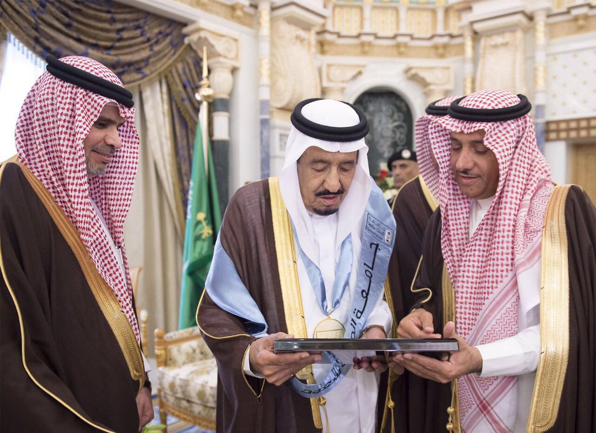 cua_gov_sa's tweet photo. خادم الحرمين الشريفين يتسلم شهادة الدكتوراه الفخرية في الدراسات التاريخية والحضارية من جامعة الملك سعود. https://t.co/UxlHopMHBc