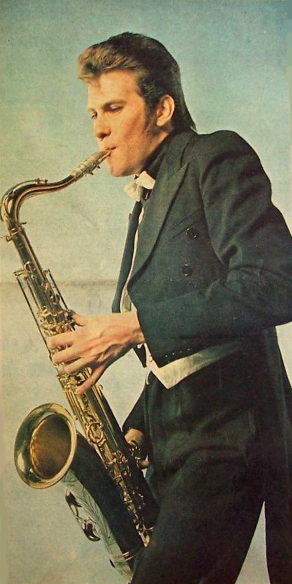 dark_shark's tweet photo. Roxy Music's Andy Mackay circa 1973/4 https://t.co/JXnPgxmbkn