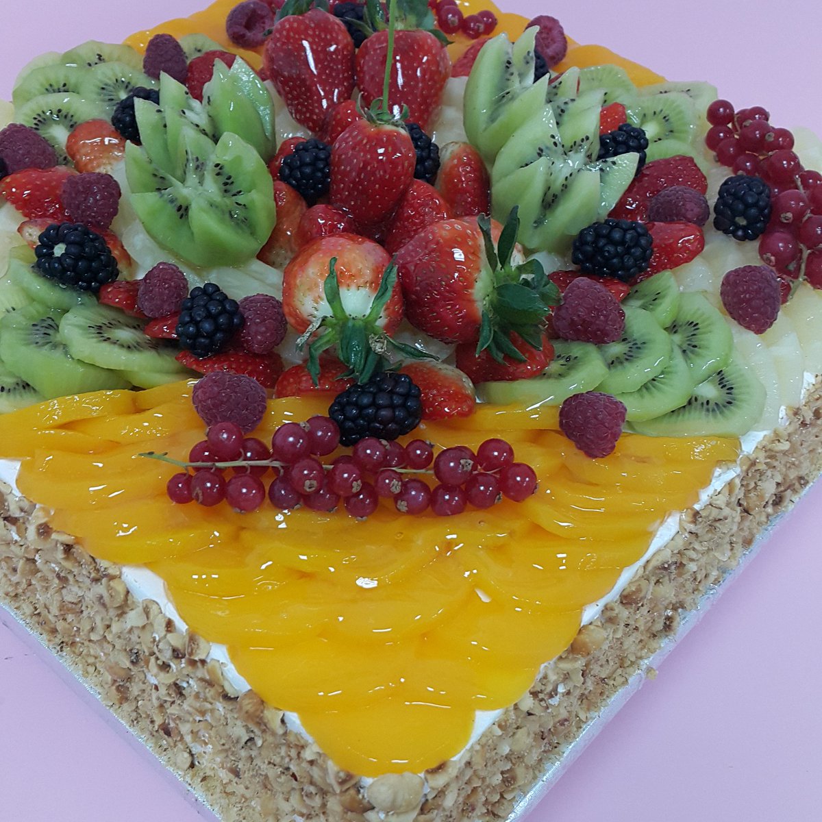 MfarhatAli's tweet photo. #chef_ali_farhat #lebanon #beirut #chef #sweet #chocolates #cakedesign #cake #coffesweet #weddingcake #macarons https://t.co/68fjux2bKG