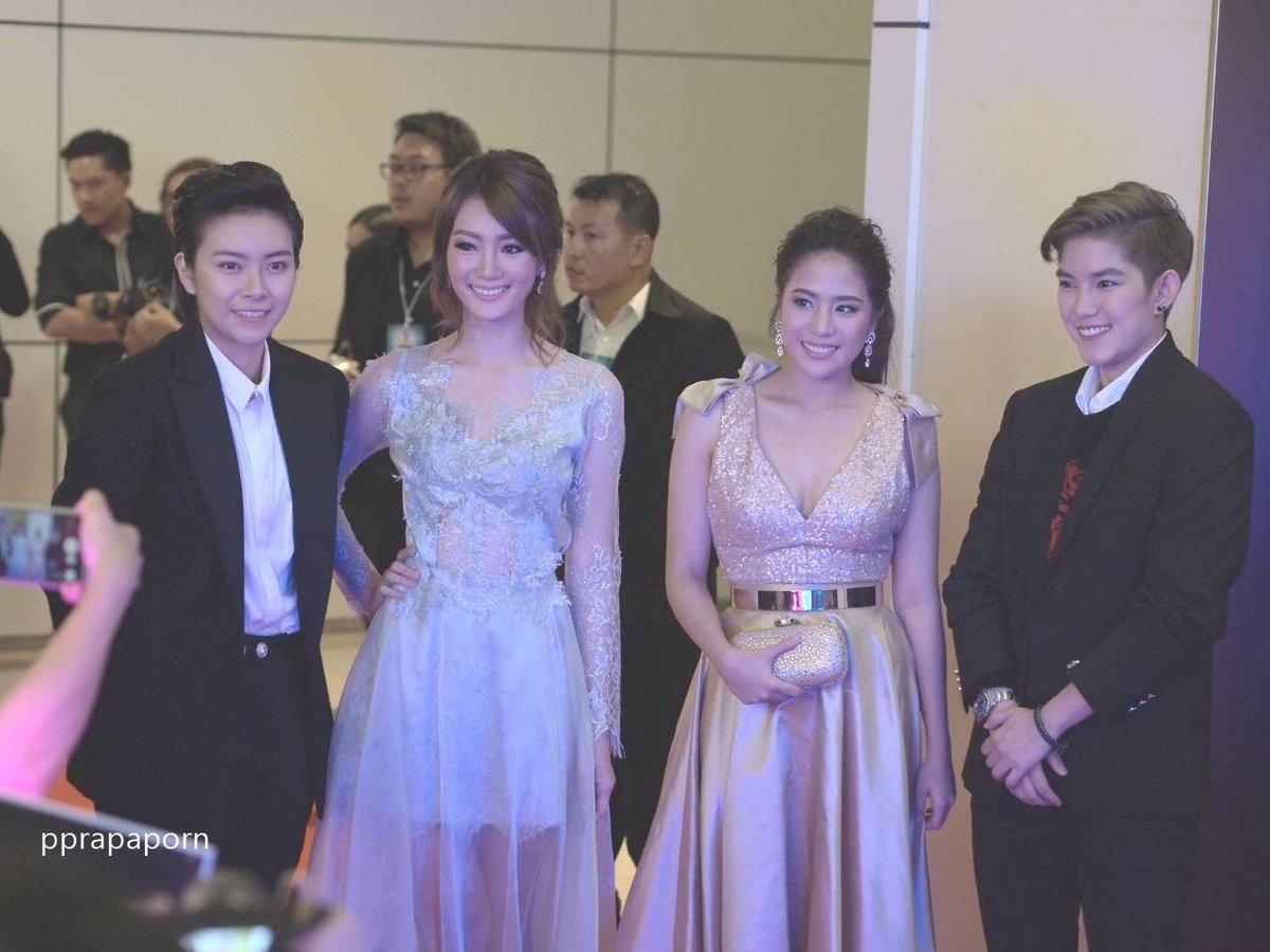 Nann_FC's tweet photo. นัน และทีมนักแสดงจาก #yesorno2_5 ในงาน #komchadluekawards13 ค่ะ @Theconando @tiniiz @PiquePb @hongyokgun #Nann https://t.co/1SYc5tupeC