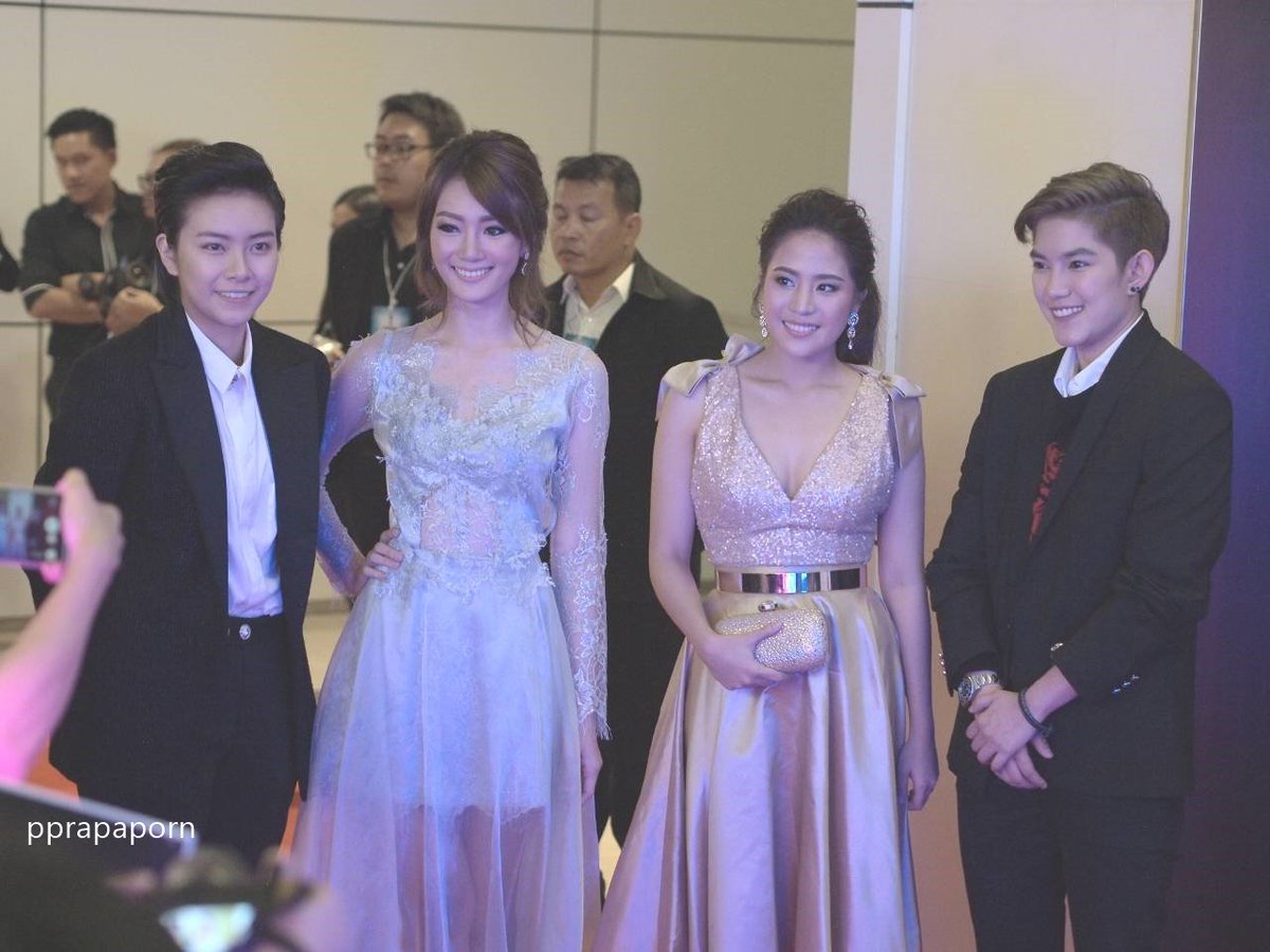 Nann_FC's tweet photo. นัน และทีมนักแสดงจาก #yesorno2_5 ในงาน #komchadluekawards13 ค่ะ @Theconando @tiniiz @PiquePb @hongyokgun #Nann https://t.co/1SYc5tupeC