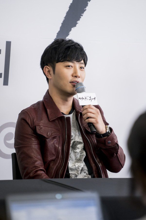 soompi's tweet photo. #JinGoo Is Happy About the Increase in Female Fans https://t.co/3YeupHUXKf https://t.co/v6pNPd6beb