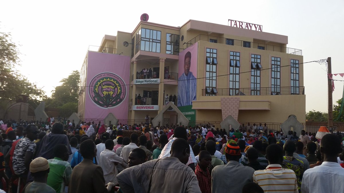 mohamedbazoum's tweet photo. Victoire du Président Issoufou
#ambiance #Tarraya #victoire https://t.co/WwZBi7n2WT