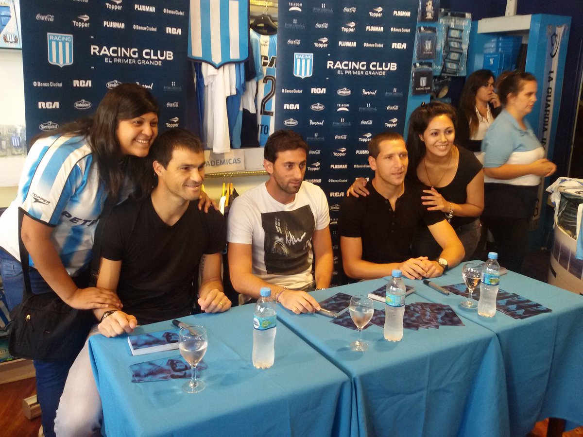 RacingClub's tweet photo. #Locademia Milito, Saja y Aued ya están en el local de Avellaneda junto a la gente de Racing. https://t.co/SWpcWMoA76