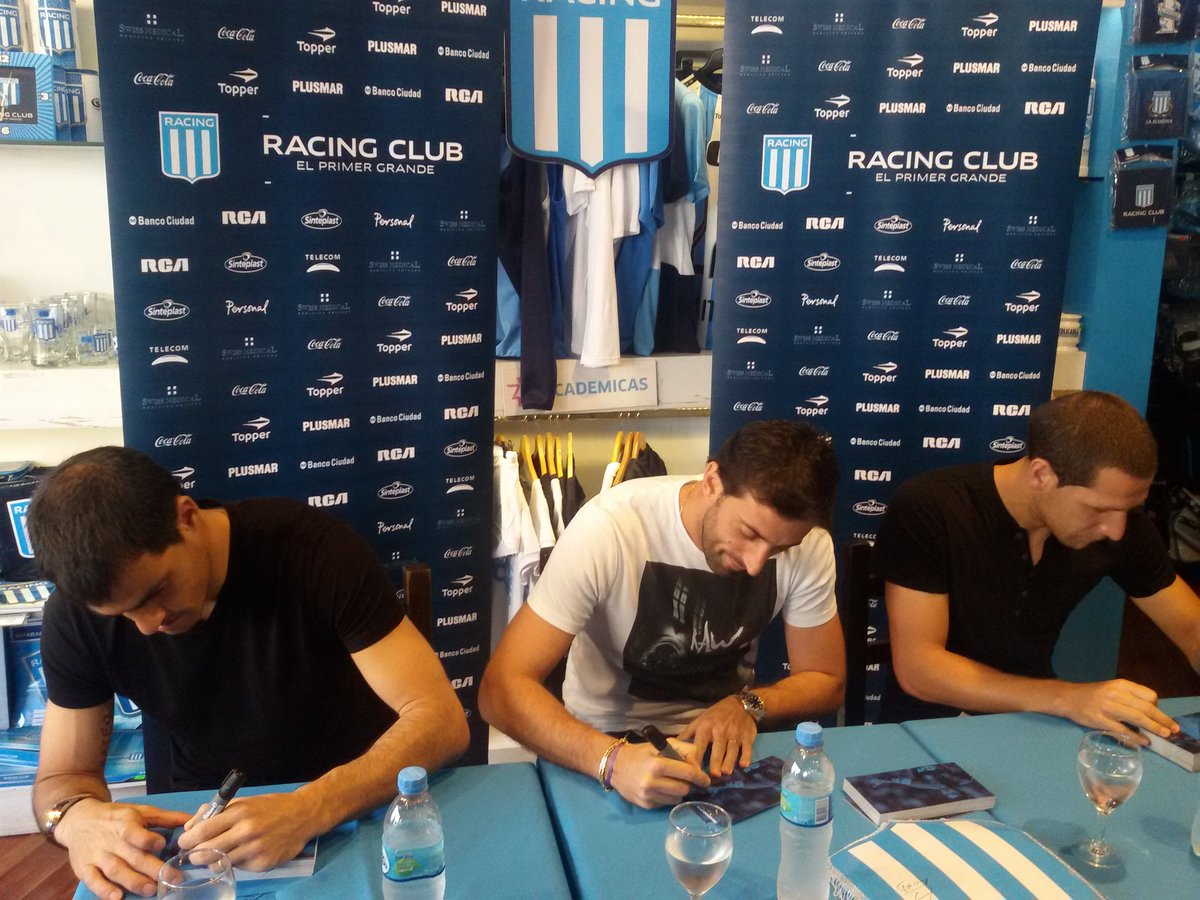 RacingClub's tweet photo. #Locademia Milito, Saja y Aued ya están en el local de Avellaneda junto a la gente de Racing. https://t.co/SWpcWMoA76