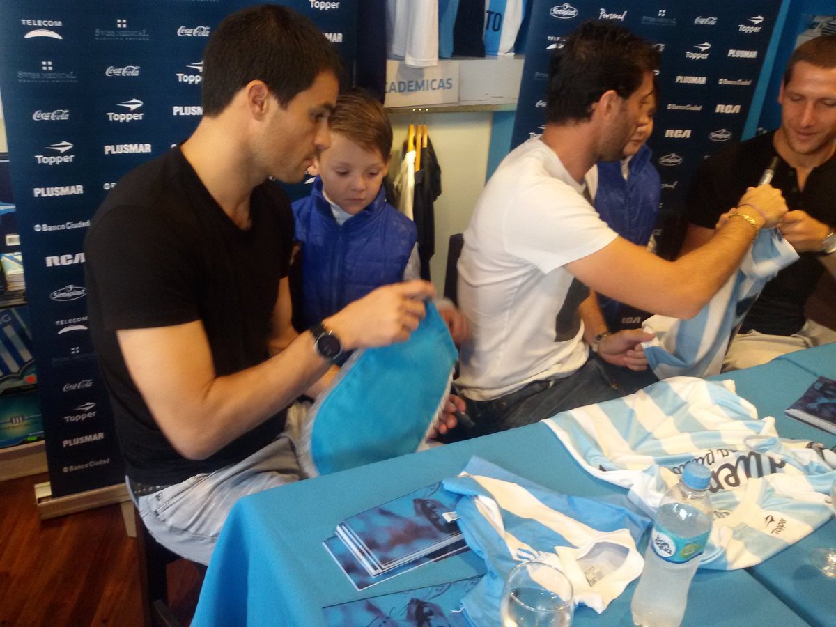 RacingClub's tweet photo. #Locademia Milito, Saja y Aued ya están en el local de Avellaneda junto a la gente de Racing. https://t.co/SWpcWMoA76