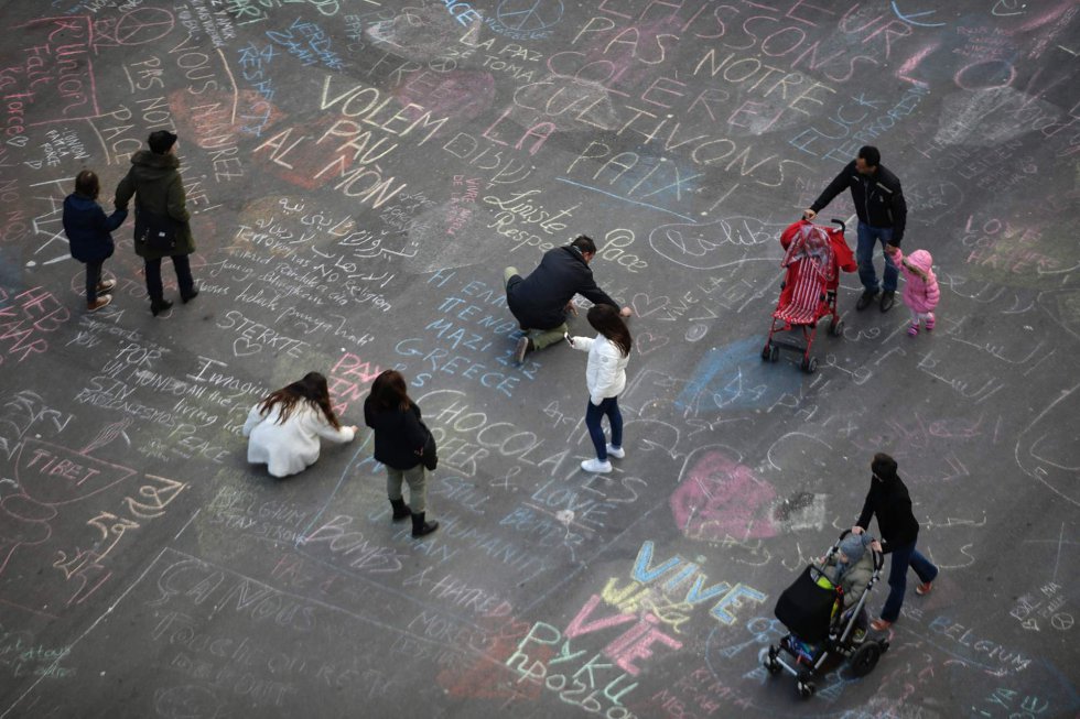 el_pais's tweet photo. Corazones de tiza  y el mensaje de un niño refugiado. La solidaridad con Bélgica [15 FOTOS] https://t.co/k7kkGVduMy https://t.co/FWJHR9aYb6
