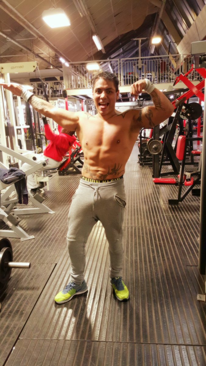 JUVENTUDGUERRE2's tweet photo. Entrenando ayer a la #1am #Fitnessadict #Nothingcanstopmenow !!! #BetterStrongerFasterMaster !!!
#JuicyWorldTour2016 https://t.co/7wTRf7gQEa