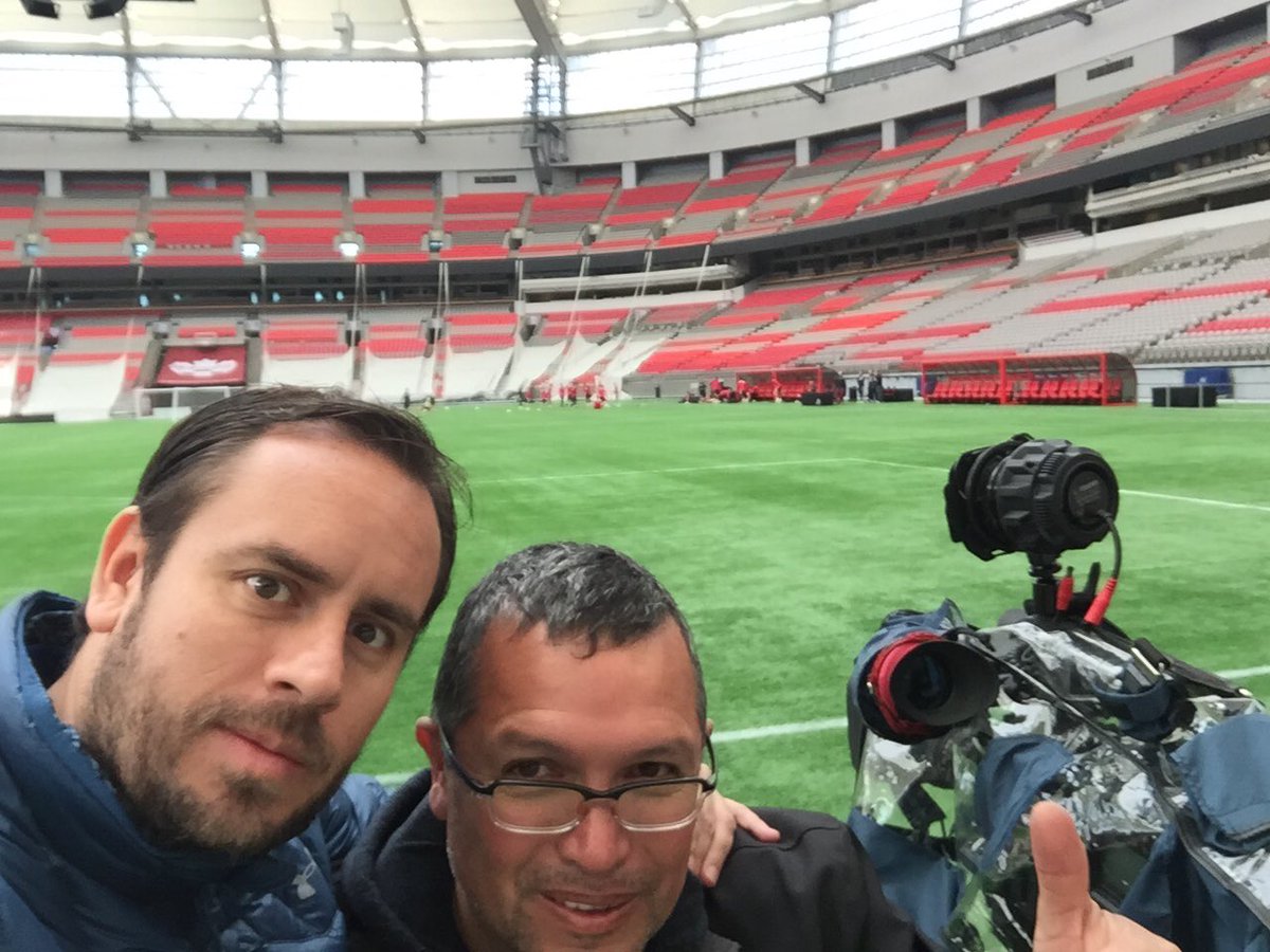 Alonso_Cabral's tweet photo. @CanadaSoccerEN ya entrena en el @bcplace y @TD_Deportes ya está aquí... Saludos!!! https://t.co/S78O6EXDVr