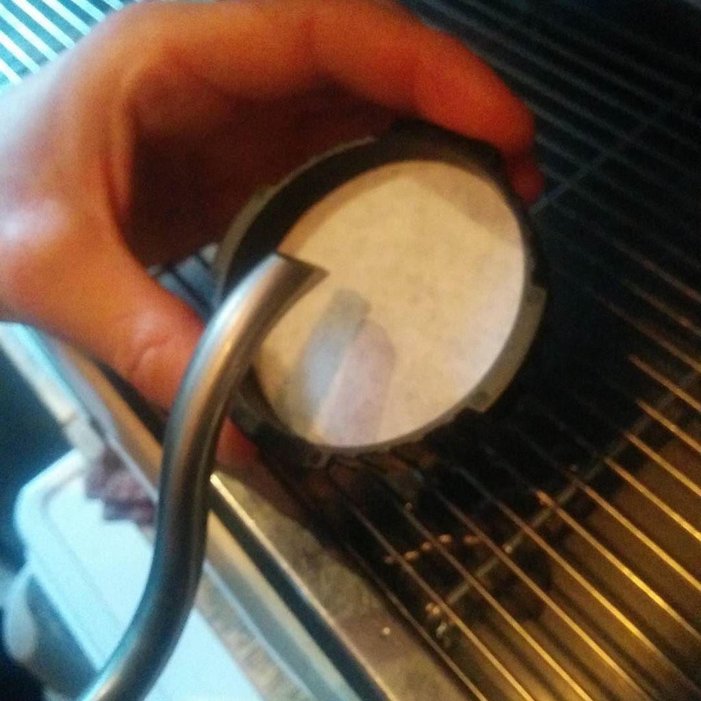Slightly wet an aeropress filter inside the filter cap and screw on top ift.tt/1q0l9LY