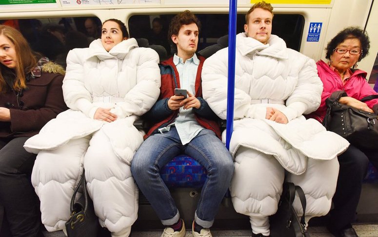 KonbiniFr's tweet photo. 😴 Ce costume-couette va vous donner l’impression de ne jamais quitter votre lit https://t.co/PUc9b3k7q7 https://t.co/oVCnm6E2R4