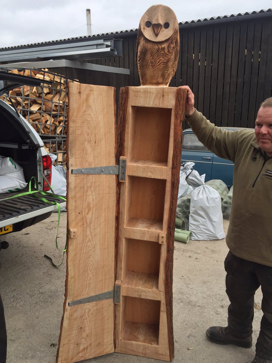 lucyslogs's tweet photo. #log #chainsawcarving #school bookshelf from #lucyslogs https://t.co/5leHANCEmp