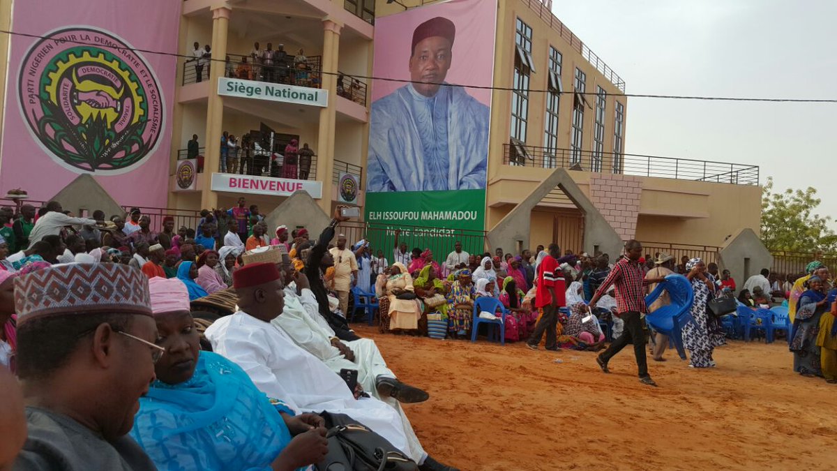 mohamedbazoum's tweet photo. Victoire du Président Issoufou
#ambiance #Tarraya #victoire https://t.co/WwZBi7n2WT