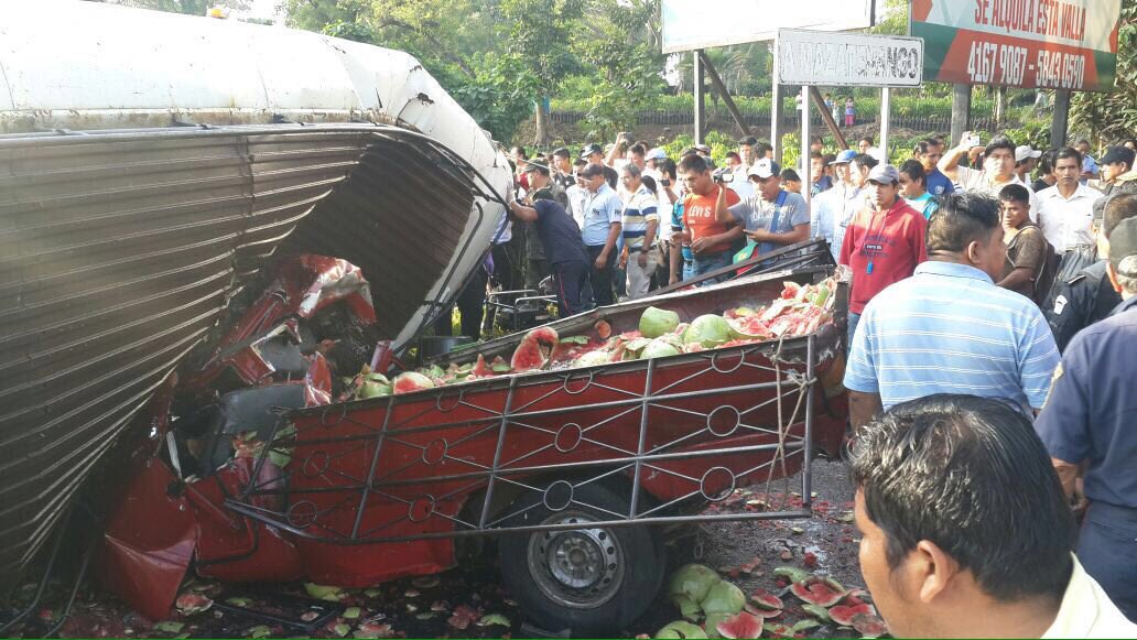 Noti7Guatemala's tweet photo. Accidente en ruta al Pacífico, Cuyotenango; Suchitepéquez. Reportan al menos 7 fallecidos. https://t.co/YvzTZqEqMP