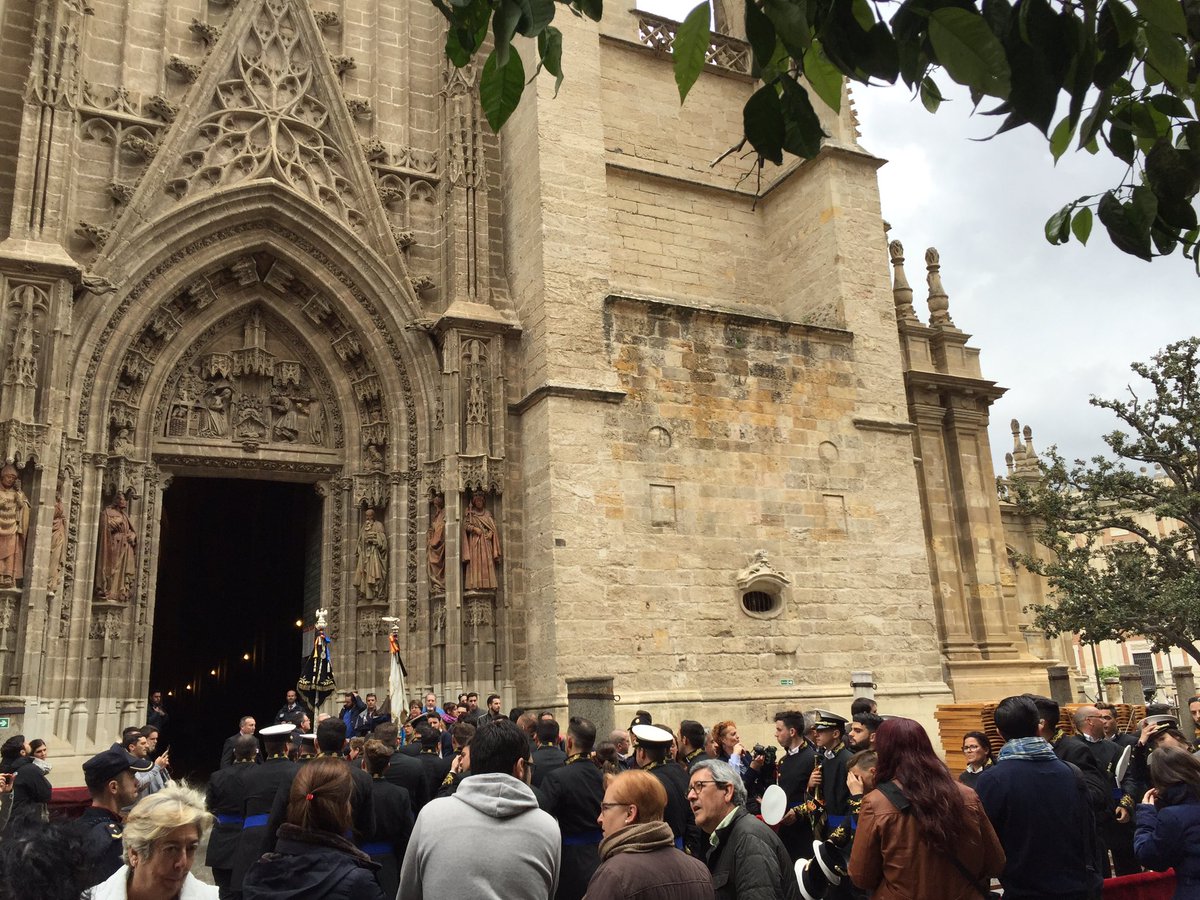 juanjodorado_'s tweet photo. El Cerro entra en la Catedral. Me quito el sombrero ante la Hermandad de @DoloresdelCerro! #SSanta16 de https://t.co/eK7m5rLEEF