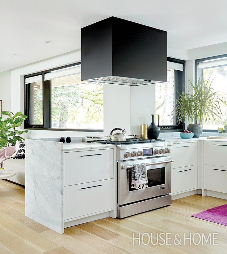 HouseandHome's tweet image. WATCH: A modern kitchen makeover! houseandhome.com/video/behind-t…