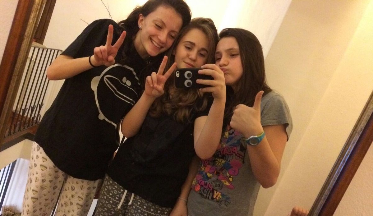 aurora_falconi's tweet photo. #bellevere #sorrisoni #friends #photo #amorii #disagiate #love #smile #forever #pigiamoni #nonsidorme #sifaafter💕 https://t.co/kjkjvW8JHe