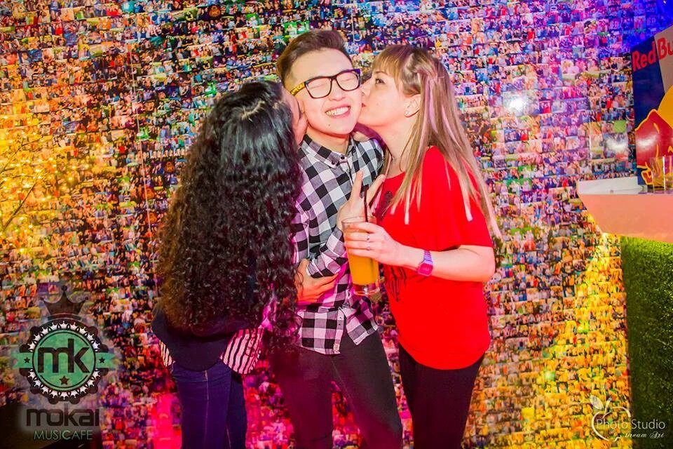 Ay ay me mato, que bonita. Foto beso de @hanaritz93 y yo con Han