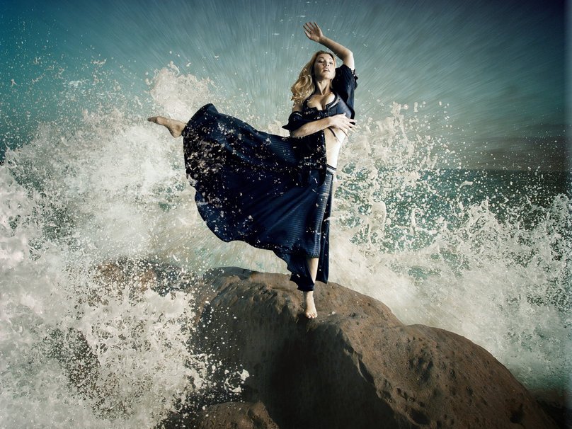 Мысли шторм. Девушка и океан. Танец океан. Девушка на волне. Танцы у моря.