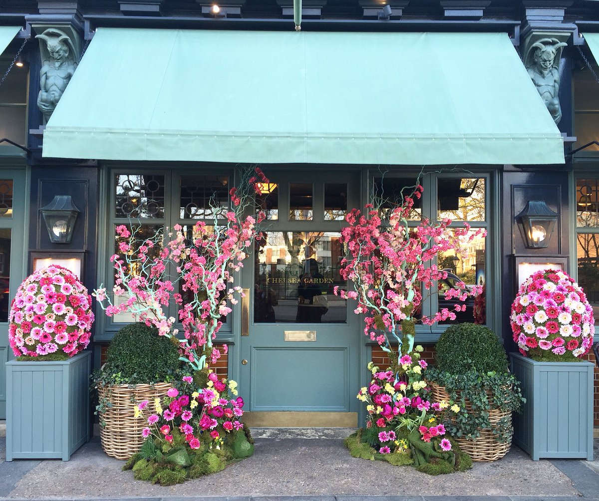 IvyChelsGarden's tweet photo. Easter has arrived in Chelsea! 🐇💐☀️ #easterinchelsea #chelsea #theivychelseagarden #easter #earlyhoursltd https://t.co/RtniJcedmy