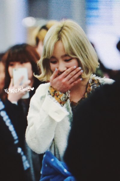 [PIC][23-03-2016]TaeYeon trở về Seoul vào chiều nay CeKF28GUEAEdAhP