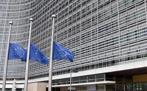 Hasta el momento reportan 34 muertos y 136 heridos en  #AtentadoBruselas. Banderas de la #UnionEuropea a media hasta